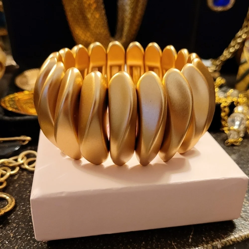 VINTAGE CHUNKY WAVED LARGE BEAD MATTE GOLD STRETCH BRACELET - Picture 3 of 13